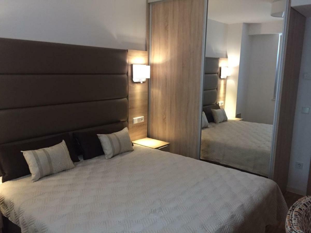 Luxury Apartments White Villa Violeta Мандре Екстериор снимка